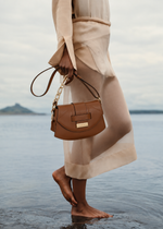 Sac à main Alice — forme demi-lune à bretelle amovible — Deveaux Paris
