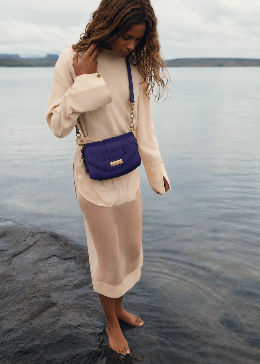 Sac à main Alice — demi-lune portée à l'épaule — Deveaux Paris