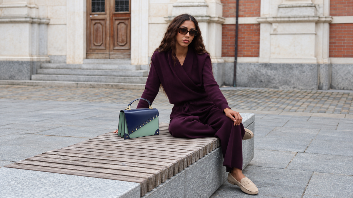 Tenue élégante prune devant une façade en pierre ancienne — Deveaux Paris