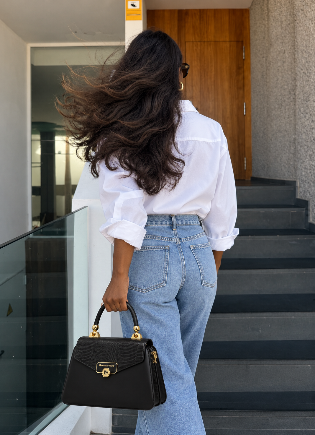 Sac à main Anita porté avec une tenue urbaine élégante — Deveaux Paris
