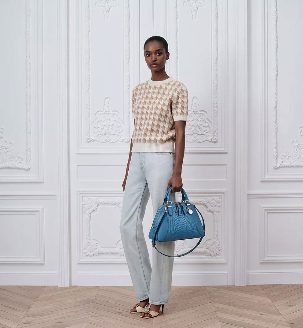 Visuel de mode présentant la maroquinerie Deveaux Paris