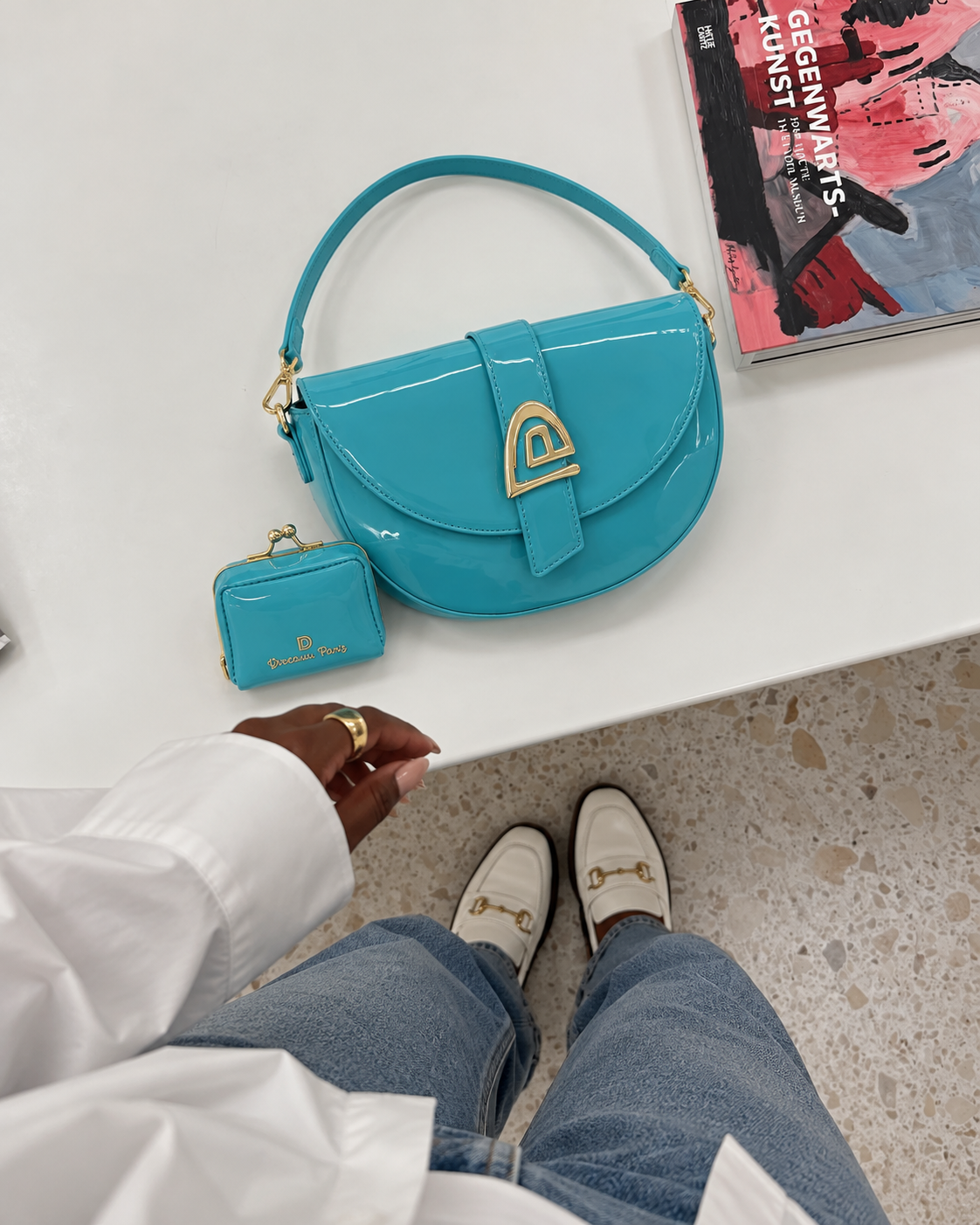 Sac Sephora turquoise associé à des mocassins dorés — Deveaux Paris