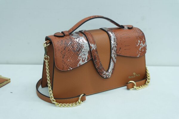Sac à main Nabila en similicuir, coloris marron — Deveaux Paris